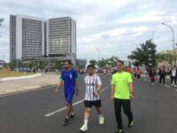 Nursalim Ahmad (kiri), Fahmi (tengah) Azwar Abdullah (kanan), sedang berjalan santai di Centre Point of Indonesia (CPI) Makassar, tepatnya di kawasan Jalan Metro Tanjung Bunga, Minggu (24/8/2025) pagi.