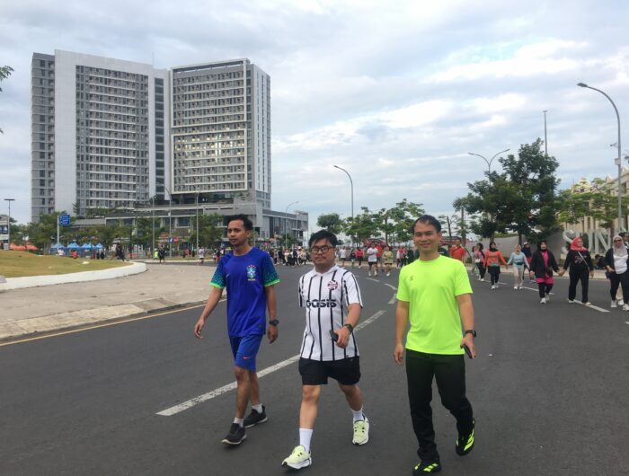 Nursalim Ahmad (kiri), Fahmi (tengah) Azwar Abdullah (kanan), sedang berjalan santai di Centre Point of Indonesia (CPI) Makassar, tepatnya di kawasan Jalan Metro Tanjung Bunga, Minggu (24/8/2025) pagi.
