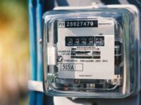 Ilustrasi meteran listrik. Tarif listrik Januari, Februari, dan Maret 2025. Tarif listrik per kWh terbaru. Diskon listrik 50 persen pada Januari dan Februari 2025.(Shutterstock/Sunshine Studio)