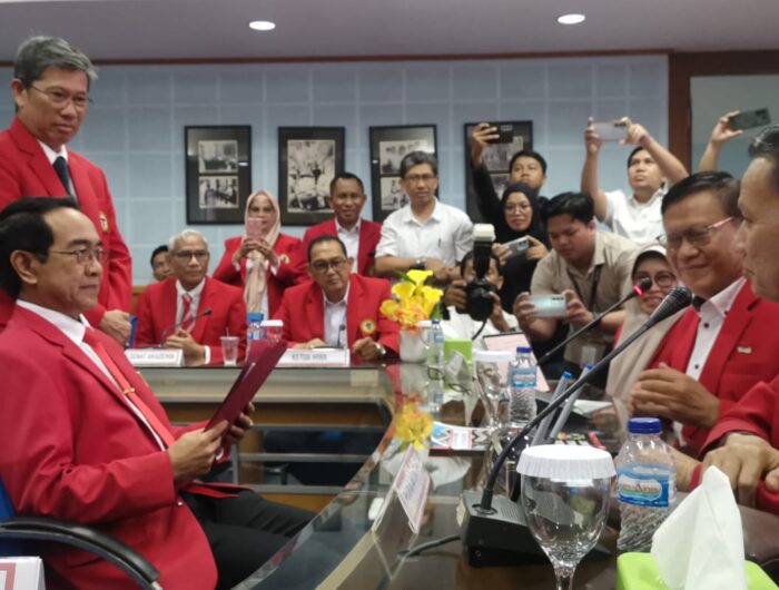 FOTO: Bakal calon incumben Rektor Universitas Hasanuddin (Unhas), Prof. Dr. Ir. Jamaluddin Jompa, M.Sc., resmi menjadi pendaftar pertama dalam Pemilihan Rektor Unhas periode 2026–2030.