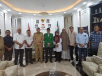 UPT Halal Centre UMI Jalin Audiensi dengan Wali Kota Makassar, Dorong Kolaborasi Sertifikasi Produk Halal Makassar – Tim Ahli UPT Halal Centre Universitas Muslim Indonesia (UMI) menggelar audiensi dengan Wali Kota Makassar pada Selasa, 19 Agustus 2025. Pertemuan ini dipimpin oleh Ketua UPT Halal Centre, Ir. Muhammad Nusran, Ph.D., bersama sejumlah pakar dari internal dan eksternal UMI, antara lain Ir. Aslam Katutu, Prof. Dr. Ir. Sudirman Numba, M.S., Ismail Suardi Wekke, Ph.D., Asri Tadd, S.Ked., M.H., Drh. Wahyu Suhardji, H. Firmansyah, S.T., serta Sitnah Aisyah Marasabessy, S.T., M.T. Dalam pertemuan tersebut, Muhammad Nusran memaparkan peran UPT Halal Centre dalam mengedukasi masyarakat mengenai pentingnya produk halal, khususnya bagi pelaku UMKM. Program-program seperti sosialisasi, workshop, dan pendampingan sertifikasi halal disebut menjadi fokus utama lembaga ini. Ia menyoroti tantangan globalisasi dan modernisasi yang menyebabkan makin kaburnya batas antara halal, haram, dan syubhat di kalangan masyarakat. Banyak produk yang belum jelas kehalalannya beredar luas, termasuk bahan impor di restoran hingga barang sehari-hari seperti sikat gigi berbahan bulu babi. “Label halal sering diabaikan, proses produksi kurang diperhatikan, dan sumber bahan maupun penghasilan kadang tidak lagi dipertimbangkan keabsahannya. Padahal, keberkahan hidup dimulai dari mengonsumsi yang halal dan baik,” ujarnya. Selama ini, pengawasan produk halal berada di bawah wewenang Badan Penyelenggara Jaminan Produk Halal (BPJPH) Kementerian Agama. Kehadiran UPT Halal Centre UMI, lanjutnya, bertujuan mendukung peran BPJPH sekaligus menjembatani kebutuhan masyarakat melalui edukasi dan pendampingan langsung. Saat ini, UPT Halal Centre UMI memiliki lebih dari 600 anggota, mayoritas mahasiswa yang aktif di lapangan. Dalam audiensi tersebut, UPT Halal Centre berharap adanya sinergi dengan Pemerintah Kota Makassar, khususnya dalam proses pendampingan Produk Halal (PPH) dan sertifikasi bagi pelaku UMKM. Mereka juga memperkenalkan sejumlah program strategis, seperti inisiatif Duta Halal di masjid dan sekolah, pembentukan ekstrakurikuler sadar halal, pengadaan kantin halal, hingga pengembangan wisata halal yang mencakup makanan, penginapan, dan layanan lainnya. Menambahkan pandangan, Ir. Aslam Katutu dari Ikatan Saudagar Muslim Indonesia (ISMI) Sulawesi Selatan menyampaikan pentingnya menjadikan Makassar sebagai kota kuliner yang juga unggul dalam aspek kehalalan. Menurutnya, promosi dan pendampingan terhadap kuliner tradisional yang halal dapat memperkuat citra Makassar di tingkat nasional maupun internasional.