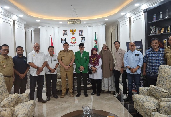 UPT Halal Centre UMI Jalin Audiensi dengan Wali Kota Makassar, Dorong Kolaborasi Sertifikasi Produk Halal Makassar – Tim Ahli UPT Halal Centre Universitas Muslim Indonesia (UMI) menggelar audiensi dengan Wali Kota Makassar pada Selasa, 19 Agustus 2025. Pertemuan ini dipimpin oleh Ketua UPT Halal Centre, Ir. Muhammad Nusran, Ph.D., bersama sejumlah pakar dari internal dan eksternal UMI, antara lain Ir. Aslam Katutu, Prof. Dr. Ir. Sudirman Numba, M.S., Ismail Suardi Wekke, Ph.D., Asri Tadd, S.Ked., M.H., Drh. Wahyu Suhardji, H. Firmansyah, S.T., serta Sitnah Aisyah Marasabessy, S.T., M.T. Dalam pertemuan tersebut, Muhammad Nusran memaparkan peran UPT Halal Centre dalam mengedukasi masyarakat mengenai pentingnya produk halal, khususnya bagi pelaku UMKM. Program-program seperti sosialisasi, workshop, dan pendampingan sertifikasi halal disebut menjadi fokus utama lembaga ini. Ia menyoroti tantangan globalisasi dan modernisasi yang menyebabkan makin kaburnya batas antara halal, haram, dan syubhat di kalangan masyarakat. Banyak produk yang belum jelas kehalalannya beredar luas, termasuk bahan impor di restoran hingga barang sehari-hari seperti sikat gigi berbahan bulu babi. “Label halal sering diabaikan, proses produksi kurang diperhatikan, dan sumber bahan maupun penghasilan kadang tidak lagi dipertimbangkan keabsahannya. Padahal, keberkahan hidup dimulai dari mengonsumsi yang halal dan baik,” ujarnya. Selama ini, pengawasan produk halal berada di bawah wewenang Badan Penyelenggara Jaminan Produk Halal (BPJPH) Kementerian Agama. Kehadiran UPT Halal Centre UMI, lanjutnya, bertujuan mendukung peran BPJPH sekaligus menjembatani kebutuhan masyarakat melalui edukasi dan pendampingan langsung. Saat ini, UPT Halal Centre UMI memiliki lebih dari 600 anggota, mayoritas mahasiswa yang aktif di lapangan. Dalam audiensi tersebut, UPT Halal Centre berharap adanya sinergi dengan Pemerintah Kota Makassar, khususnya dalam proses pendampingan Produk Halal (PPH) dan sertifikasi bagi pelaku UMKM. Mereka juga memperkenalkan sejumlah program strategis, seperti inisiatif Duta Halal di masjid dan sekolah, pembentukan ekstrakurikuler sadar halal, pengadaan kantin halal, hingga pengembangan wisata halal yang mencakup makanan, penginapan, dan layanan lainnya. Menambahkan pandangan, Ir. Aslam Katutu dari Ikatan Saudagar Muslim Indonesia (ISMI) Sulawesi Selatan menyampaikan pentingnya menjadikan Makassar sebagai kota kuliner yang juga unggul dalam aspek kehalalan. Menurutnya, promosi dan pendampingan terhadap kuliner tradisional yang halal dapat memperkuat citra Makassar di tingkat nasional maupun internasional.