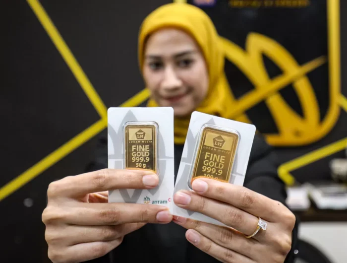 Sumber Foto : Jawapos, Petugas menunjukkan emas Antam di Butik Emas Logam Mulia PT. Aneka Tambang (Antam) di kantor pusat Jalan TB. Simatupang, Jakarta, Salman Toyibi.