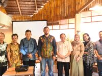 Manager Program Educare Yayasan Hadji Kalla, Therry Alghifary bersama perwakilan perguruan tinggi dan tamu undangan dalam kegiatan sosialisasi Program Beasiswa KALLA 2025 di HN Cafe Mamuju, Sulawesi Barat, Senin (11/8/2025).