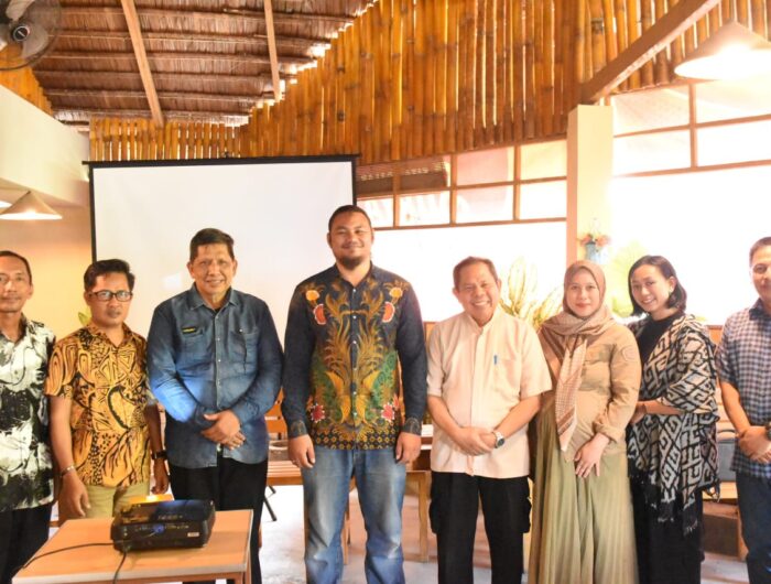 Manager Program Educare Yayasan Hadji Kalla, Therry Alghifary bersama perwakilan perguruan tinggi dan tamu undangan dalam kegiatan sosialisasi Program Beasiswa KALLA 2025 di HN Cafe Mamuju, Sulawesi Barat, Senin (11/8/2025).