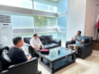 Plt. Kepala Biro Pemerintahan dan Kesejahteraan Rakyat (Pemkesra) Setda Provinsi Sulawesi Barat, Murdanil, menerima kunjungan Plt. Direktur Politeknik Kesehatan (Poltekkes) Kementerian Kesehatan Mamuju, Dr. Fajrillah Kolomboy, di ruang kerjanya, Senin, 11 Agustus 2025.
