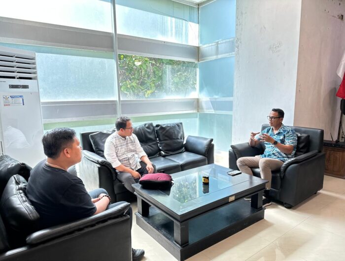 Plt. Kepala Biro Pemerintahan dan Kesejahteraan Rakyat (Pemkesra) Setda Provinsi Sulawesi Barat, Murdanil, menerima kunjungan Plt. Direktur Politeknik Kesehatan (Poltekkes) Kementerian Kesehatan Mamuju, Dr. Fajrillah Kolomboy, di ruang kerjanya, Senin, 11 Agustus 2025.