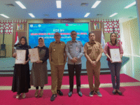 Pemprov Sulbar Berikan 66 Sertifikat Merek Dagang untuk Dongkrak Daya Saing UMKM di Ballroom Andi Depu, Kantor Gubernur Sulbar, Senin, 11 Agustus 2025.