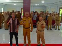 Plt. Kepala Dinas Komunikasi dan Informatika (Kominfo) Sulbar Muh. Ridwan Djafar (Kanan) bersama jajaran pejabat dan peserta sosialisasi teknis Pengukuran Kompetensi Digital di Gedung Marasa Corner, Kantor Gubernur Sulbar, Senin (11/8/2025).