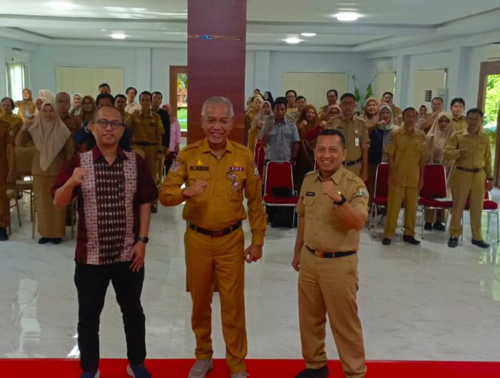 Plt. Kepala Dinas Komunikasi dan Informatika (Kominfo) Sulbar Muh. Ridwan Djafar (Kanan) bersama jajaran pejabat dan peserta sosialisasi teknis Pengukuran Kompetensi Digital di Gedung Marasa Corner, Kantor Gubernur Sulbar, Senin (11/8/2025).
