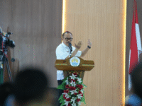Gubernur Sulbar, Suhardi Duka (SDK), menegaskan komitmen menuntaskan pembangunan akses jalan menuju Universitas Sulawesi Barat (Unsulbar) melalui bantuan keuangan daerah (Banrub). Selasa 912/8/2025)