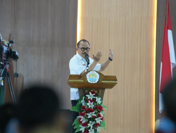 Gubernur Sulbar, Suhardi Duka (SDK), menegaskan komitmen menuntaskan pembangunan akses jalan menuju Universitas Sulawesi Barat (Unsulbar) melalui bantuan keuangan daerah (Banrub). Selasa 912/8/2025)