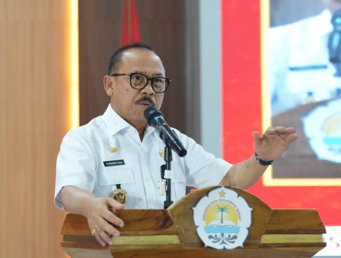 Gubernur Sulbar, Suhardi Duka, memotivasi mahasiswa Universitas Sulawesi Barat (Unsulbar) untuk mengambil peran aktif dalam mewujudkan visi Indonesia Emas 2045, Selasa 12 Agustus 2025. 