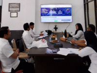Pejabat Fungsional Inspektur Ketenagalistrikan, Farid Asyhadi, mewakili Kepala Dinas Energi dan Sumber Daya Mineral (ESDM) Provinsi Sulawesi Barat (Sulbar) Bujaeramy Hassan, menghadiri Monitoring dan Evaluasi (Monev) Keterbukaan Informasi Publik yang digelar Dinas Komunikasi, Informatika, Statistik, dan Persandian (Diskominfo SP) Sulbar, Rabu (13/8/2025).
