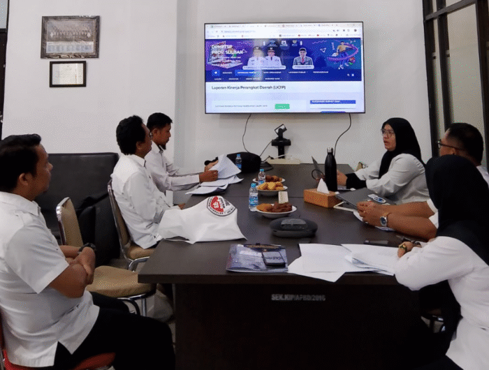 Pejabat Fungsional Inspektur Ketenagalistrikan, Farid Asyhadi, mewakili Kepala Dinas Energi dan Sumber Daya Mineral (ESDM) Provinsi Sulawesi Barat (Sulbar) Bujaeramy Hassan, menghadiri Monitoring dan Evaluasi (Monev) Keterbukaan Informasi Publik yang digelar Dinas Komunikasi, Informatika, Statistik, dan Persandian (Diskominfo SP) Sulbar, Rabu (13/8/2025).