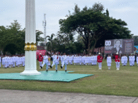 Sebanyak 77 personel Paskibraka Polman dalam tiga formasi pasukan sukses melaksanakan tugas pengibaran bendera pusaka. Seluruh prosesi berjalan lancar di bawah arahan inspektur upacara, Bupati Samsul Mahmud, Minggu (17/8/2025)