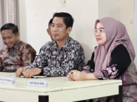 Jufrisal Palimbuan (tengah) dan Andi Kustia Hatta (kanan), dua pejabat administrator BPKPD Sulbar yang mengikuti PKA Angkatan I Tahun 2025, saat kegiatan berlangsung di Kampus BPSDMD Sulbar, Kalukku, Senin, (18/8/2025).