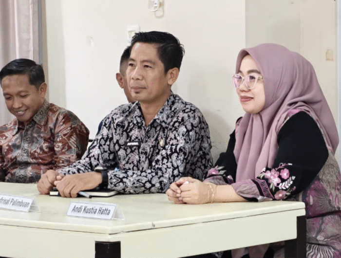 Jufrisal Palimbuan (tengah) dan Andi Kustia Hatta (kanan), dua pejabat administrator BPKPD Sulbar yang mengikuti PKA Angkatan I Tahun 2025, saat kegiatan berlangsung di Kampus BPSDMD Sulbar, Kalukku, Senin, (18/8/2025).