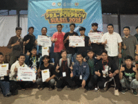 Para atlet Esports Kabupaten Gowa berfoto bersama usai penetapan skuad resmi yang akan mewakili Gowa pada ajang Pra-Porprov Sulsel 2025. Kegiatan seleksi berlangsung di RTH Lapangan Syekh Yusuf, Kabupaten Gowa, Minggu (17/8/2025) malam.