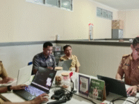 Pemprov Sulbar, Tim Biro Pemkesra Sulbar saat melakukan konsultasi teknis penginputan pajak melalui aplikasi SIPD di kantor BPKPD Sulbar, Selasa (19/8/2025).