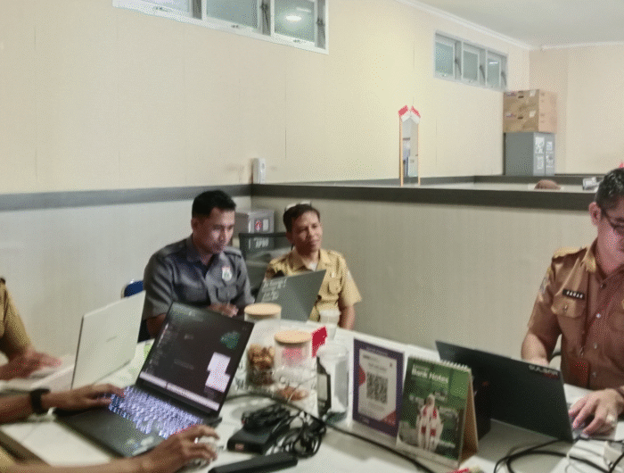 Pemprov Sulbar, Tim Biro Pemkesra Sulbar saat melakukan konsultasi teknis penginputan pajak melalui aplikasi SIPD di kantor BPKPD Sulbar, Selasa (19/8/2025).