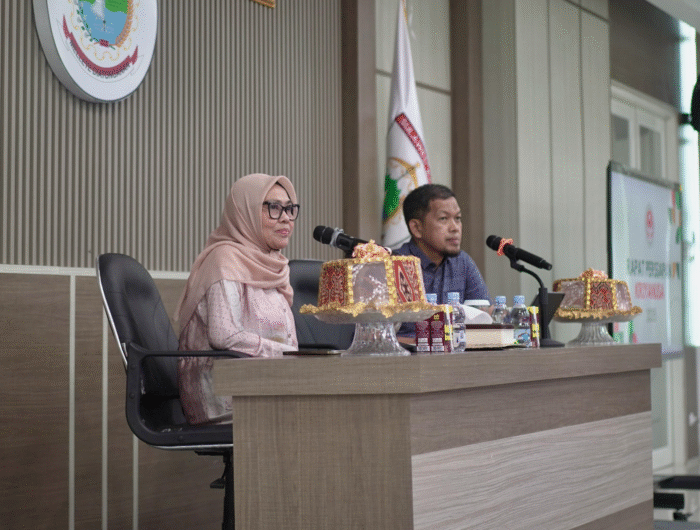 Humas Pemprov, Rapat dipimpin Ketua Dekranasda Sulbar, Ny. Harsinah Suhardi, dan berlangsung di Room Theater Kantor Gubernur Sulawesi Barat, Senin, (18/8/2025).