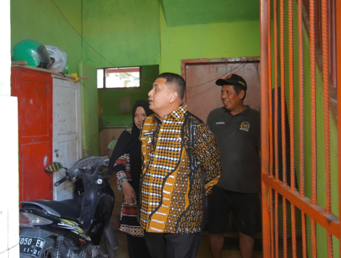 Munafri Arifuddin memeriksa kondisi sarana prasarana sekolah, termasuk toilet dan ruang belajar di SD Negeri Mattoangin I dan II, Jalan Hati Mulia, Kecamatan Mariso, Kota Makassar, Kamis (21/8/2025)