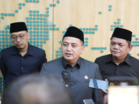 Wali Kota Makassar Munafri Arifuddin didampingi pejabat Pemkot memberikan keterangan usai rapat paripurna penandatanganan Nota Kesepakatan KUA-PPAS Perubahan APBD 2025 di Gedung DPRD Makassar, Jumat (22/8/2025).