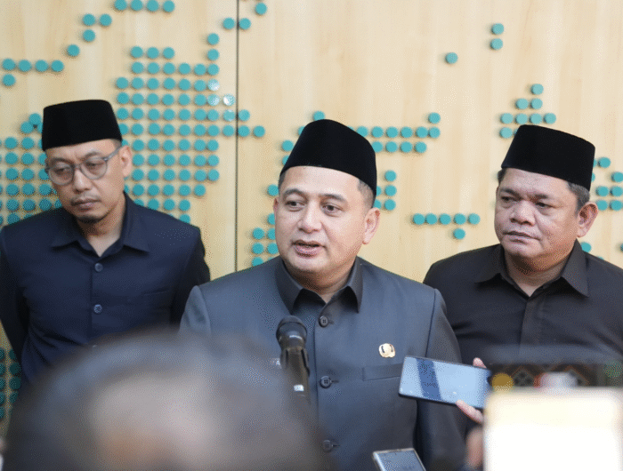 Wali Kota Makassar Munafri Arifuddin didampingi pejabat Pemkot memberikan keterangan usai rapat paripurna penandatanganan Nota Kesepakatan KUA-PPAS Perubahan APBD 2025 di Gedung DPRD Makassar, Jumat (22/8/2025).