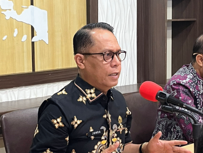 Sumber Foto : Humas Pemprov, Kepala Bapperida Sulbar, Junda Maulana, memberikan keterangan pers terkait penerimaan SK Mendagri hasil evaluasi RPJMD 2025–2029 di Mamuju, Jumat (22/8/2025).