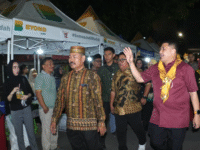 Wali Kota Makassar, Munafri Arifuddin menyapa hangat warga di tengah deretan stan UMKM saat menghadiri Pesta Rakyat Kecamatan Wajo, Jl HOS Cokroaminoto, Makassar. Sekaligus mengingatkan pentingnya menjaga harmonisasi dan persatuan lintas etnis di wilayah itu, Minggu, (24/8/2025) malam.