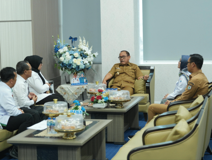 Sumber Foto : Pemprov Sulbar, Gubernur Sulawesi Barat, Suhardi Duka (tengah), menerima audiensi pimpinan STAIN Majene, didampingi Plt. Kepala Biro Pemkesra Murdanil (kanan depan) dan jajaran staf, di ruang kerja Gubernur, Jl Abdul Malik Pattana Endeng, Rangas Mamuju Sulbar., Senin (25/8/2025).