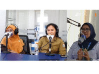 Sumber Foto : Humas Pemprov, Dua narasumber hadir dalam Dialog Interaktif RRI Mamuju, membahas Sertifikasi Nomor Kontrol Veteriner (NKV) untuk UMKM Sulbar. Dari kiri: Sudarmi Dahri (kiri), drh. Stevani Maria Lestari Paalloan (tengah), Senin (25/08/2025).