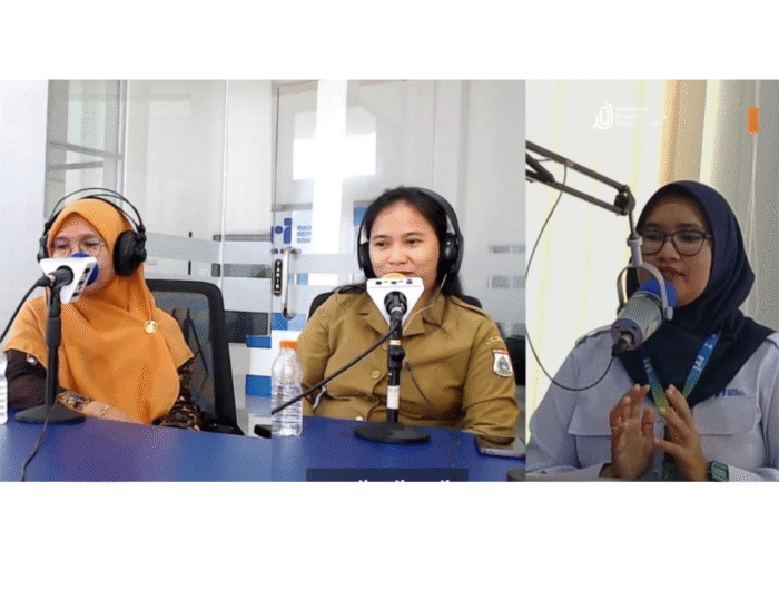 Sumber Foto : Humas Pemprov, Dua narasumber hadir dalam Dialog Interaktif RRI Mamuju, membahas Sertifikasi Nomor Kontrol Veteriner (NKV) untuk UMKM Sulbar. Dari kiri: Sudarmi Dahri (kiri), drh. Stevani Maria Lestari Paalloan (tengah), Senin (25/08/2025).