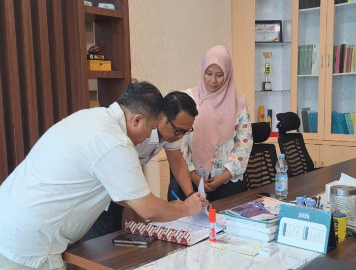 Sumber Foto : Humas Pemprov, Plt. Kepala Biro Pemkesra Sulbar, Murdanil bersama jajaran saat finalisasi Nota Kesepakatan Bersama dengan Poltekkes Mamuju di ruang rapat Pemkesra, mencakup Tri Dharma Perguruan Tinggi dan pemanfaatan alumni Poltekkes Mamuju untuk mendukung pembangunan daerah. Rabu (27/8/2025).