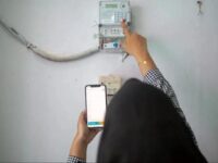 Ilustrasi, PLN, seorang pelanggang mengisi pulsa token listrik.
