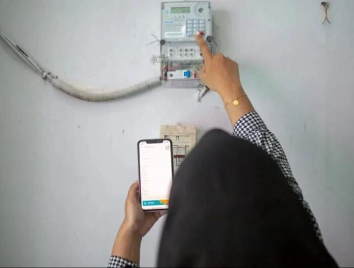 Ilustrasi, PLN, seorang pelanggang mengisi pulsa token listrik.
