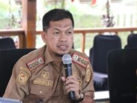 Kepala Dinas Koperindag Sulbar, H. Masriadi Nadi Atjo, memberikan keterangan pers di Mamuju terkait pembukaan layanan pengaduan konsumen melalui WhatsApp, Selasa (12/8/2025).