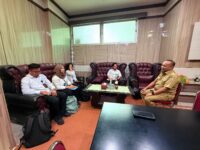 Badan Pengelolaan Keuangan dan Pendapatan Daerah (BPKPD) Provinsi Sulawesi Barat (Sulbar) menerima kunjungan tim dari Badan Pengawasan Keuangan dan Pembangunan (BPKP) Perwakilan Sulbar. Pertemuan berlangsung di ruang kerja Sekretaris BPKPD Sulbar, Selasa (12/8/2025).