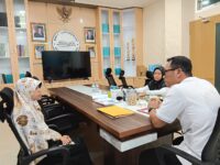 Plt.Kepala Biro Pemerintahan dan Kesejahteraan Rakyat (Pemkesra) Setda Provinsi Sulawesi Barat, Murdanil, memimpin rapat evaluasi penerimaan beasiswa Tahun Anggaran 2025 di Ruang Rapat Biro Pemkesra, Rabu (13/8/2025).