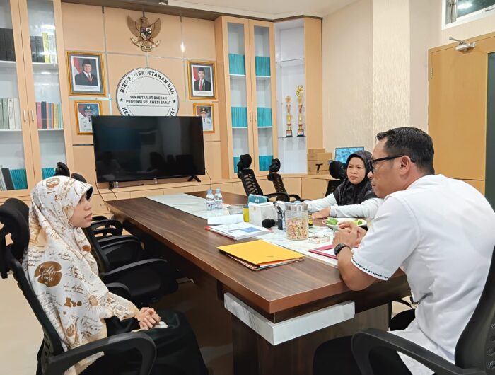 Plt.Kepala Biro Pemerintahan dan Kesejahteraan Rakyat (Pemkesra) Setda Provinsi Sulawesi Barat, Murdanil, memimpin rapat evaluasi penerimaan beasiswa Tahun Anggaran 2025 di Ruang Rapat Biro Pemkesra, Rabu (13/8/2025).