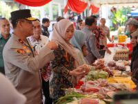 Kepolisian Daerah Sulawesi Barat bersama Pemerintah Provinsi Sulawesi Barat melalui Dinas Ketahanan Pangan menggelar Gerakan Pangan Murah (GPM) Serentak Nasional di Lapangan Ahmad Kirang, Mamuju, Kamis (14/8/2025).