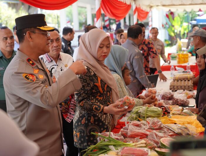 Kepolisian Daerah Sulawesi Barat bersama Pemerintah Provinsi Sulawesi Barat melalui Dinas Ketahanan Pangan menggelar Gerakan Pangan Murah (GPM) Serentak Nasional di Lapangan Ahmad Kirang, Mamuju, Kamis (14/8/2025).