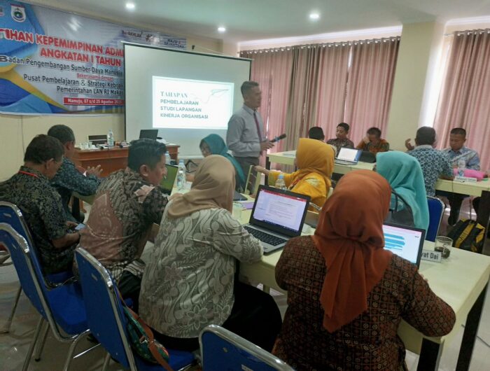Pelatihan Arsitektur Sistem Pemerintahan Berbasis Elektronik (SPBE) yang diselenggarakan BPSDM Provinsi Sulawesi Barat bersama BBPSDM Komdigi Makassar resmi ditutup di Marasa Corner, Jumat (15/8/2025).