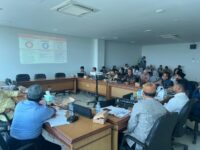 Peserta rapat membahas KUA-PPAS Tahun Anggaran 2026 di ruang Komisi I DPRD Sulawesi Barat, Mamuju. Rapat dihadiri oleh Plt Kepala Biro Pemerintahan dan Kesejahteraan Rakyat Setda Provinsi Sulbar, Murdanil, bersama anggota DPRD dan sejumlah staf, Jumat (15/8/2025).