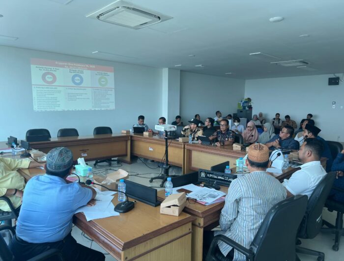Peserta rapat membahas KUA-PPAS Tahun Anggaran 2026 di ruang Komisi I DPRD Sulawesi Barat, Mamuju. Rapat dihadiri oleh Plt Kepala Biro Pemerintahan dan Kesejahteraan Rakyat Setda Provinsi Sulbar, Murdanil, bersama anggota DPRD dan sejumlah staf, Jumat (15/8/2025).