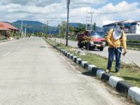 Menyongsong HUT ke-80 Kemerdekaan RI, UPTD Pemeliharaan Jalan dan Jembatan Dinas PUPR Sulawesi Barat (Sulbar) melakukan perawatan ruas Jalan Arteri Mamuju, Sabtu (16/8/2025).