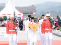 Pasukan Pengibar Bendera Pusaka (Paskibraka) Sulawesi Barat membawa Sang Merah Putih pada upacara peringatan HUT ke-80 Kemerdekaan Republik Indonesia di Anjungan Pantai Manakarra, Mamuju, Minggu (17/8/2025).