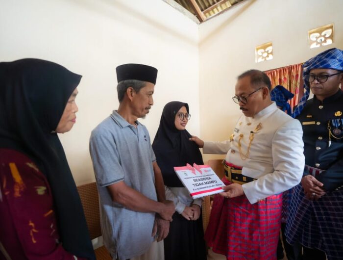 Gubernur Sulbar Suhardi Duka menyerahkan secara simbolis beasiswa tidak mampu kepada Nur Intan di rumahnya, Lingkungan Kasiwa, Mamuju, disaksikan kedua orang tuanya, Minggu (17/8/2025).