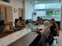 Plt. Kepala Biro Pemkesra Sulbar, Murdanil, memimpin rapat pemantapan penyaluran beasiswa Pemprov Sulbar 2025 di ruang rapat Biro Pemkesra, Selasa (19/8/2025).